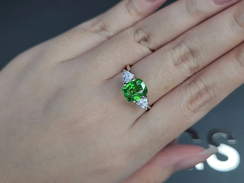 Гранат цаворит Neon Green в огранке кушон 2,19 карата, Танзания Изображение №5
