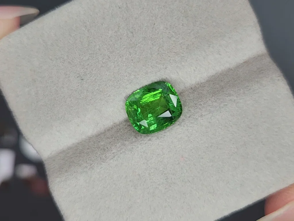 Гранат цаворит Neon Green в огранке кушон 2,19 карата, Танзания Изображение №4