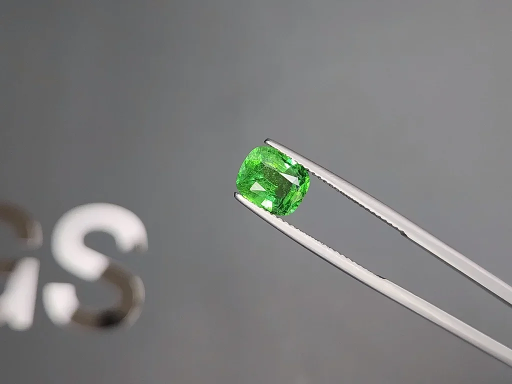 Гранат цаворит Neon Green в огранке кушон 2,19 карата, Танзания Изображение №3
