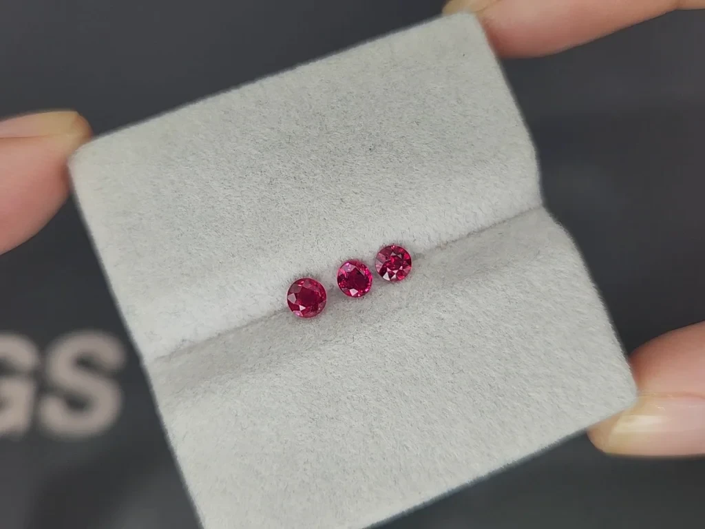 Сет рубинов Pigeon Blood Red  в огранке круг 0,73 карат, Мозамбик Изображение №3