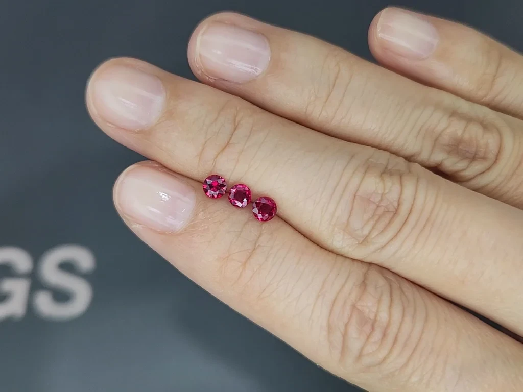 Сет рубинов Pigeon Blood Red  в огранке круг 0,73 карат, Мозамбик Изображение №2