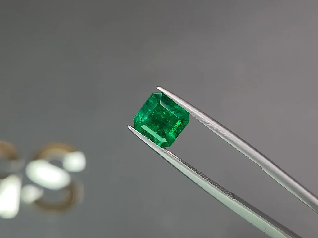 Колумбийский изумруд топового цвета Muzo Green 1,79 карат Изображение №3