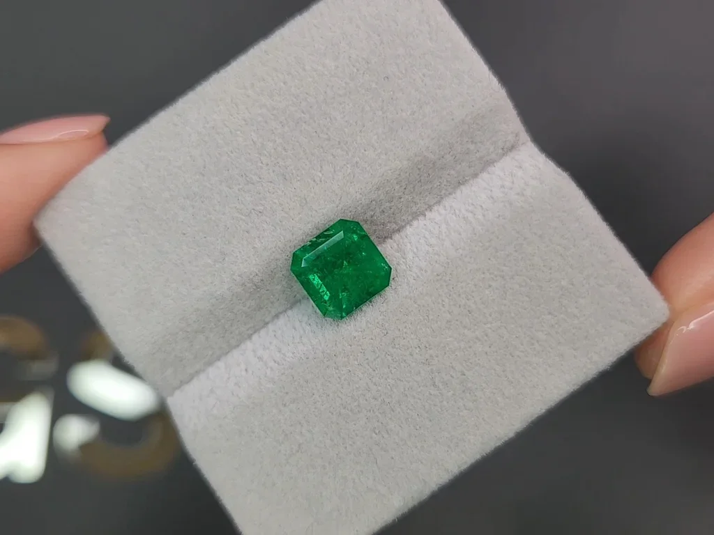Колумбийский изумруд топового цвета Muzo Green 1,79 карат Изображение №4