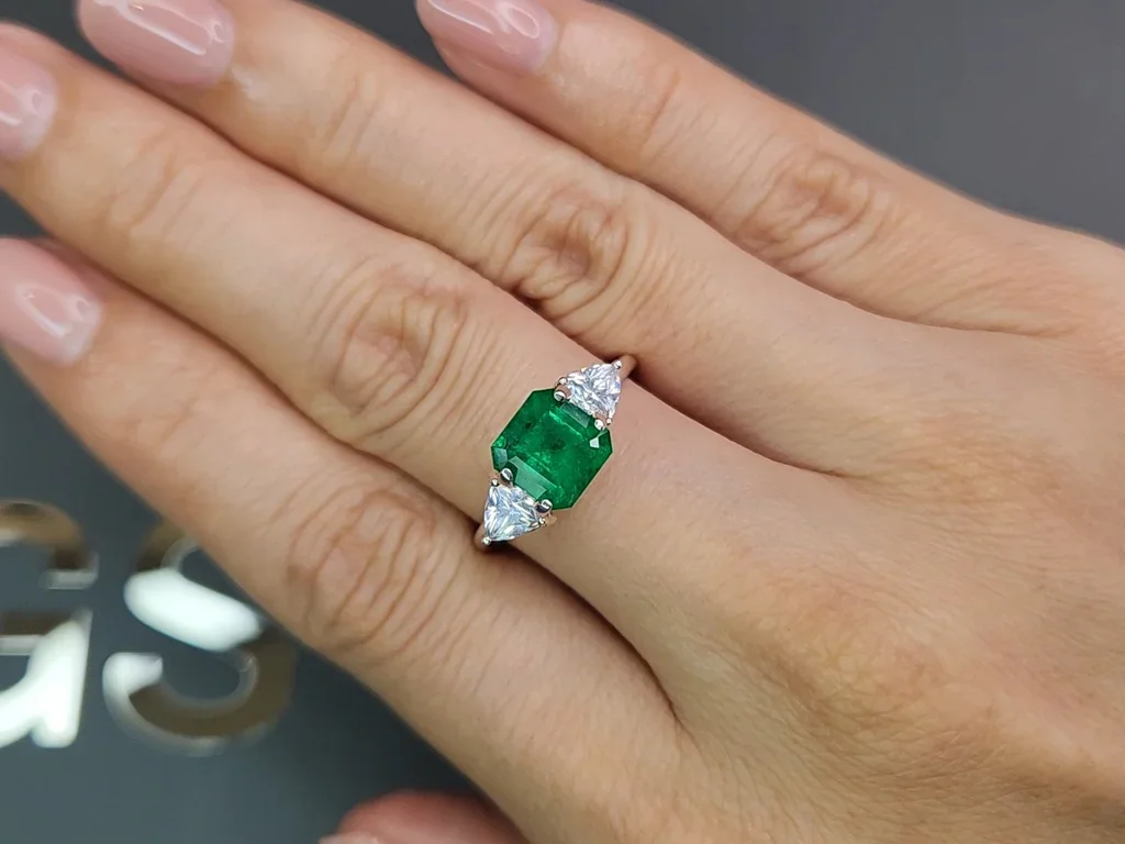 Колумбийский изумруд топового цвета Muzo Green 1,79 карат Изображение №5
