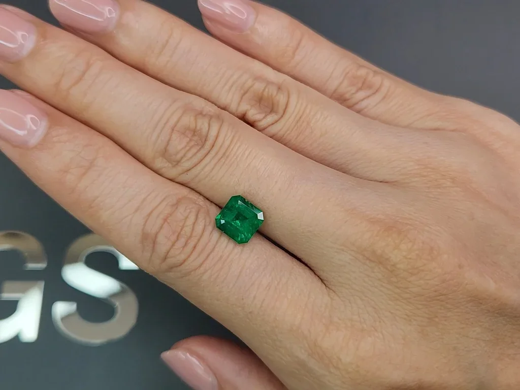 Колумбийский изумруд топового цвета Muzo Green 1,79 карат Изображение №2