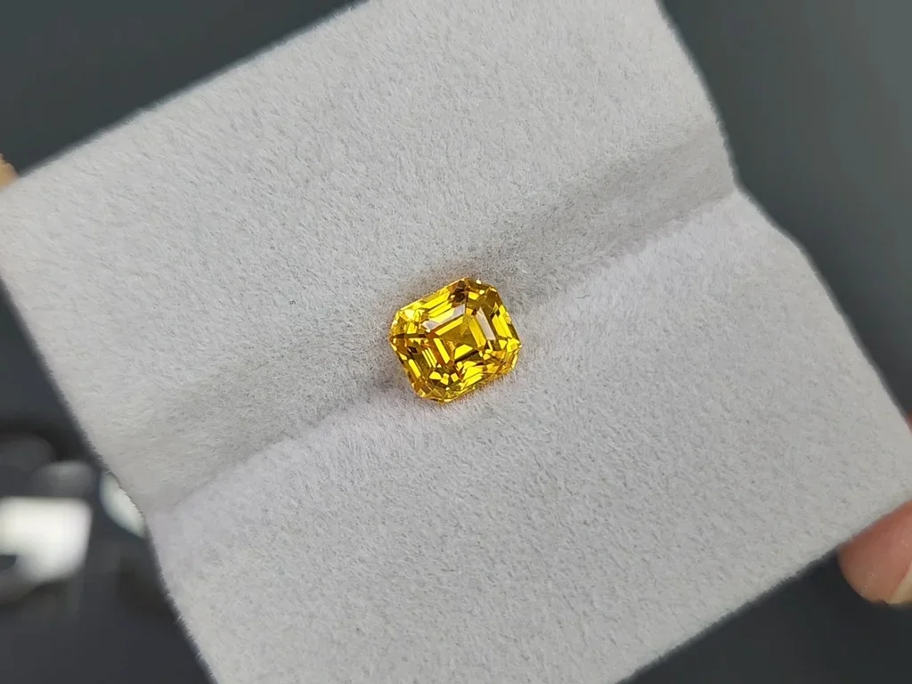 Желтый сапфир Golden Color в огранке октагон 1,91 карата, Шри -Ланка  Изображение №4