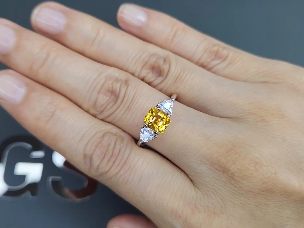 Желтый сапфир Golden Color в огранке октагон 1,91 карата, Шри -Ланка  Изображение №5