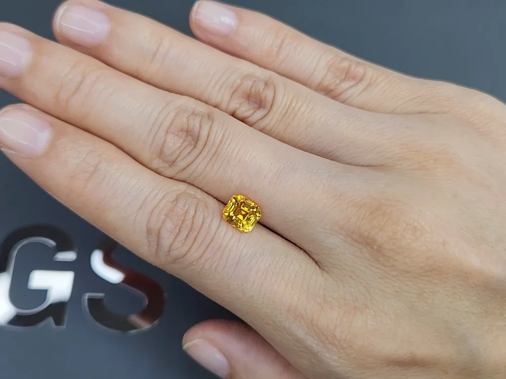 Желтый сапфир Golden Color в огранке октагон 1,91 карата, Шри -Ланка  Изображение №2