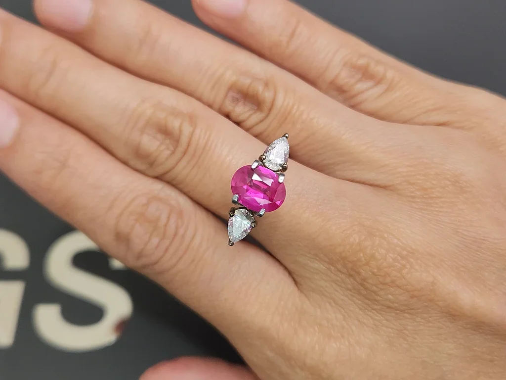 Негретый сапфир Hot Pink в огранке овал 2,06 карата, Шри-Ланка  Изображение №5