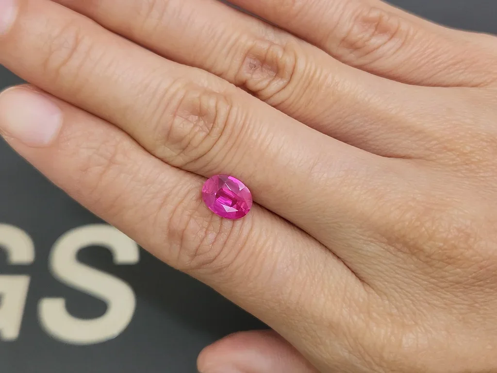Негретый сапфир Hot Pink в огранке овал 2,06 карата, Шри-Ланка  Изображение №2