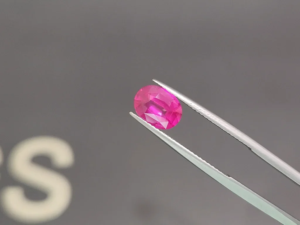 Негретый сапфир Hot Pink в огранке овал 2,06 карата, Шри-Ланка  Изображение №3
