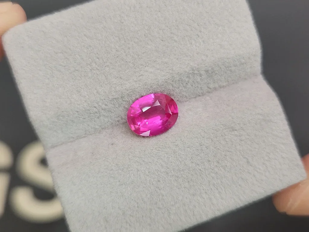 Негретый сапфир Hot Pink в огранке овал 2,06 карата, Шри-Ланка  Изображение №4