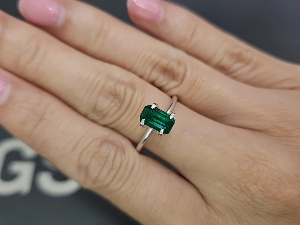 Изумруд Vivid Green в огранке октагон 1,12 карата, Панджшер Изображение №5