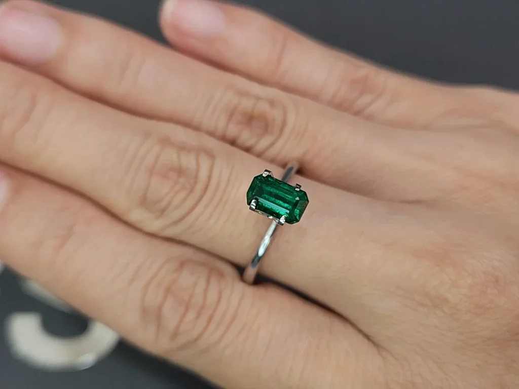 Изумруд Vivid Green в огранке октагон 1,12 карата, Панджшер Изображение №5