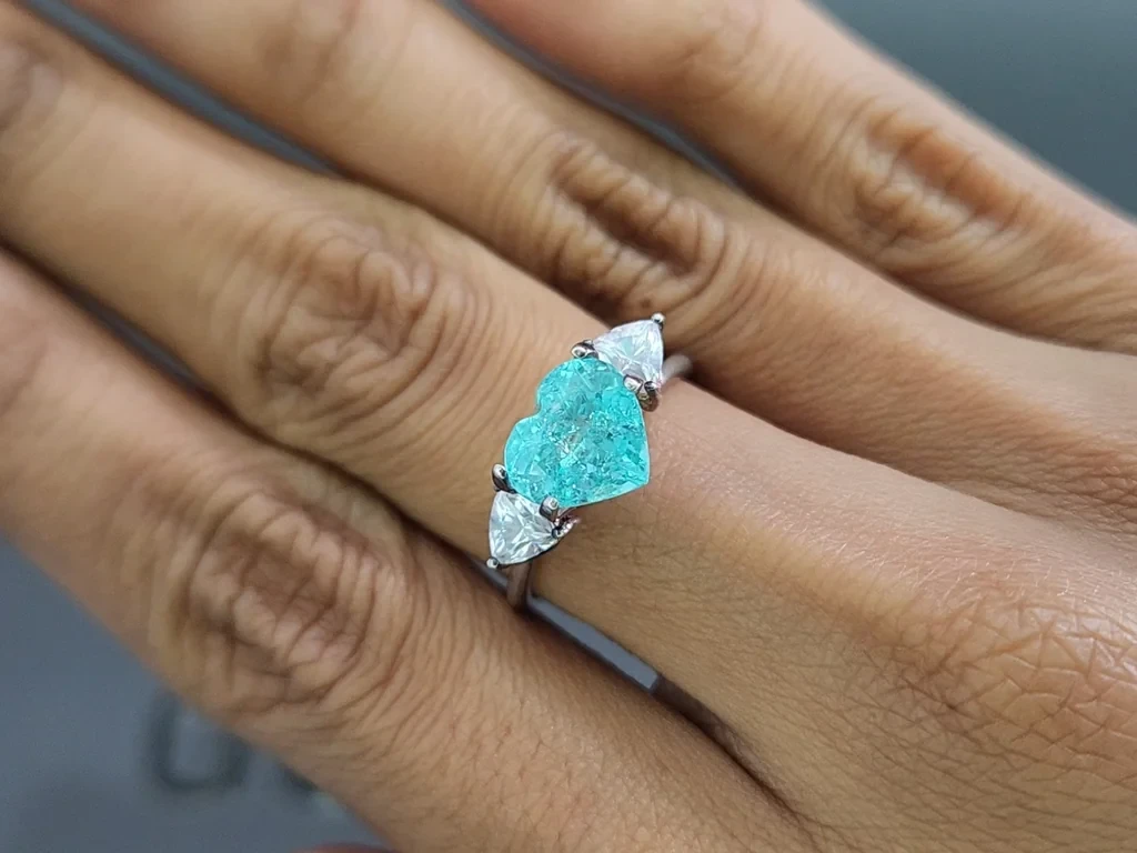 Неоновый зеленовато-голубой турмалин Параиба в огранке сердце 2,61 карат, Мозамбик Изображение №5