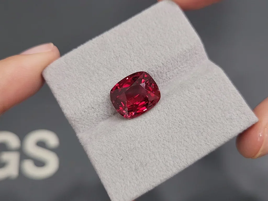 Уникальная вьетнамская насыщенная красная шпинель (Vibrant red) в огранке кушон 6,69 карат Изображение №4