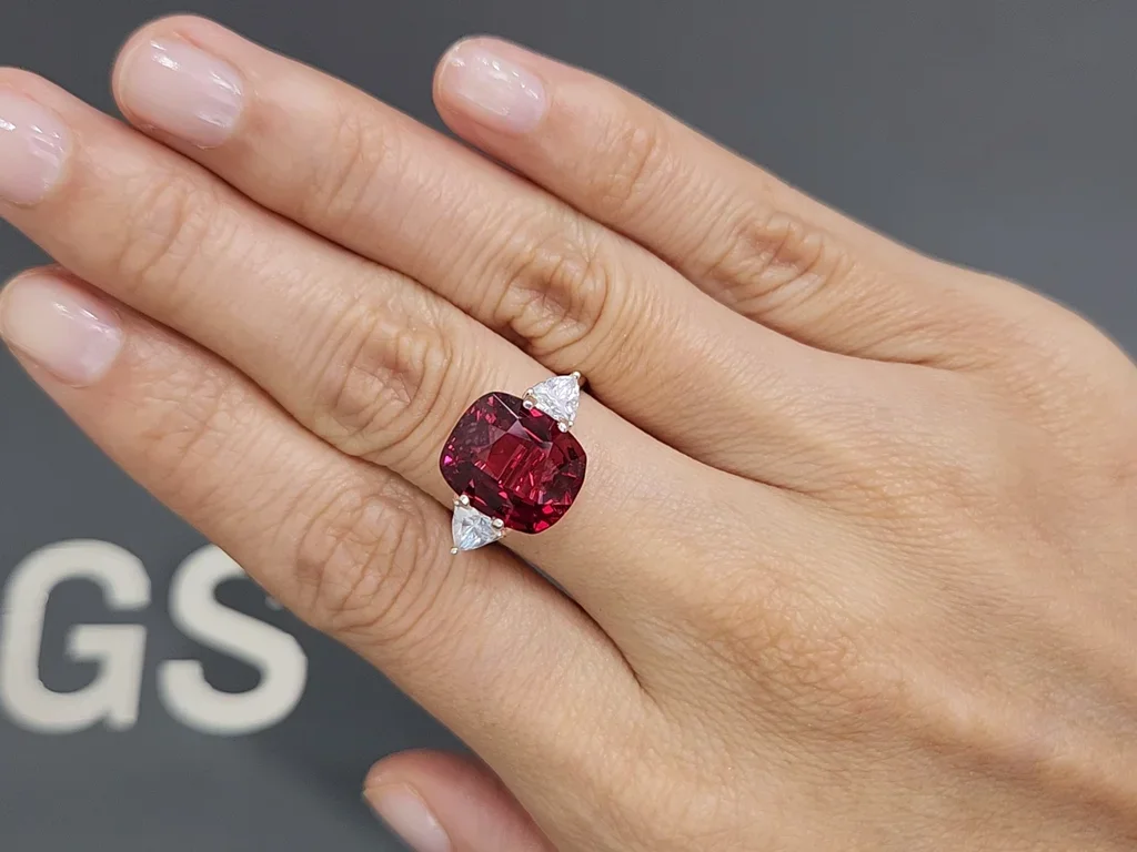 Уникальная вьетнамская насыщенная красная шпинель (Vibrant red) в огранке кушон 6,69 карат Изображение №5