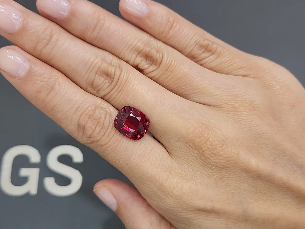 Уникальная вьетнамская насыщенная красная шпинель (Vibrant red) в огранке кушон 6,69 карат Изображение №2