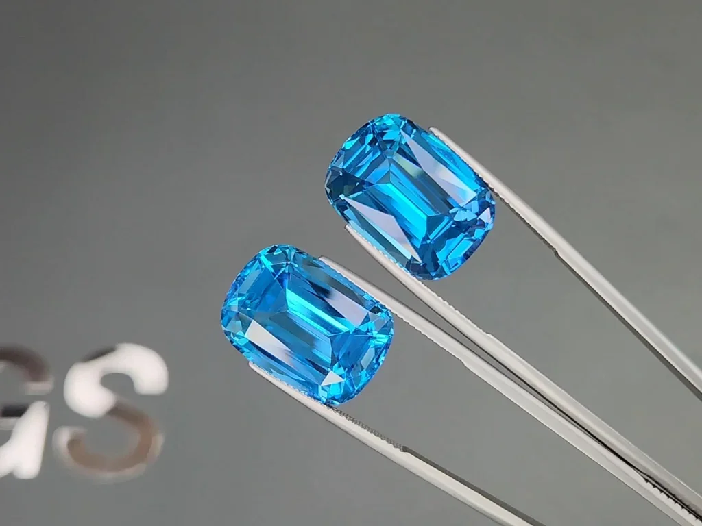 Пара крупных ярко-голубых Swiss Blue топазов в огранке кушон 49,48 карата, Бразилия  Изображение №3
