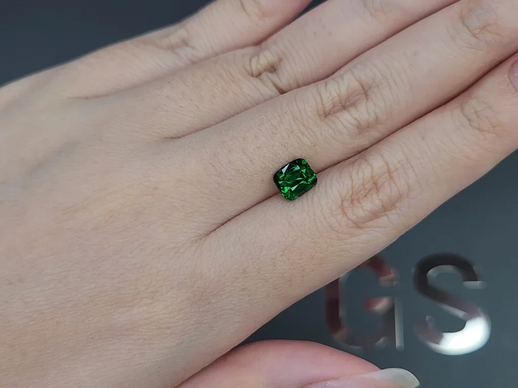 Гранат цаворит Vivid Green в огранке кушон 1,58 карата, Танзания Изображение №2