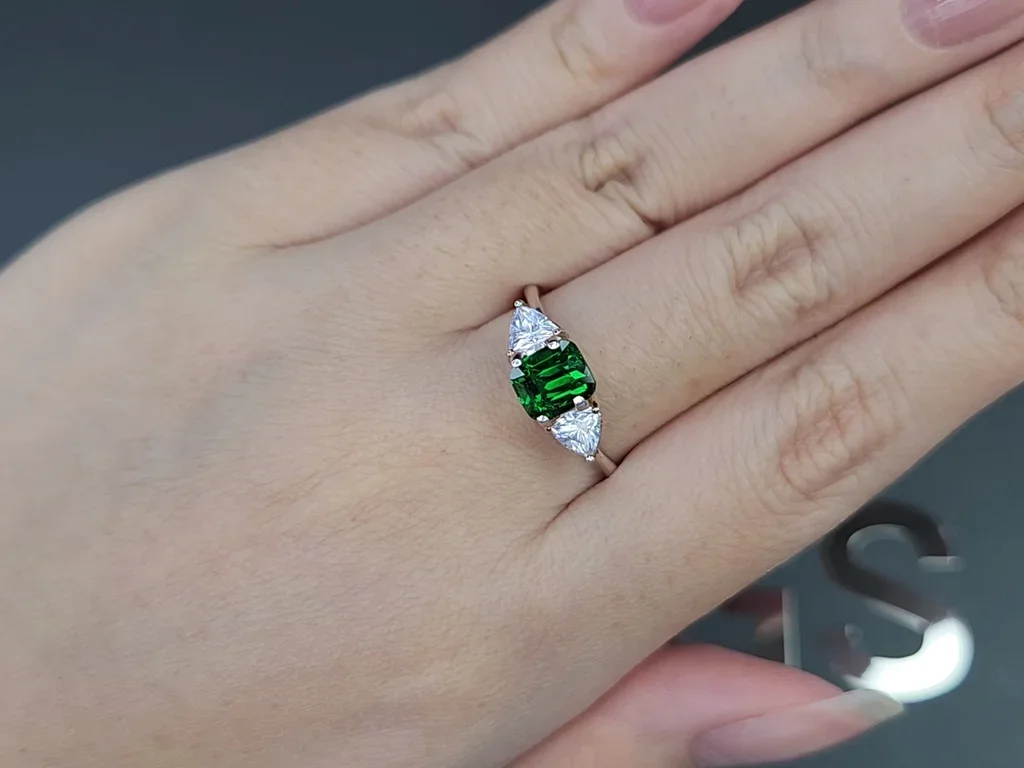 Гранат цаворит Vivid Green в огранке кушон 1,58 карата, Танзания Изображение №5