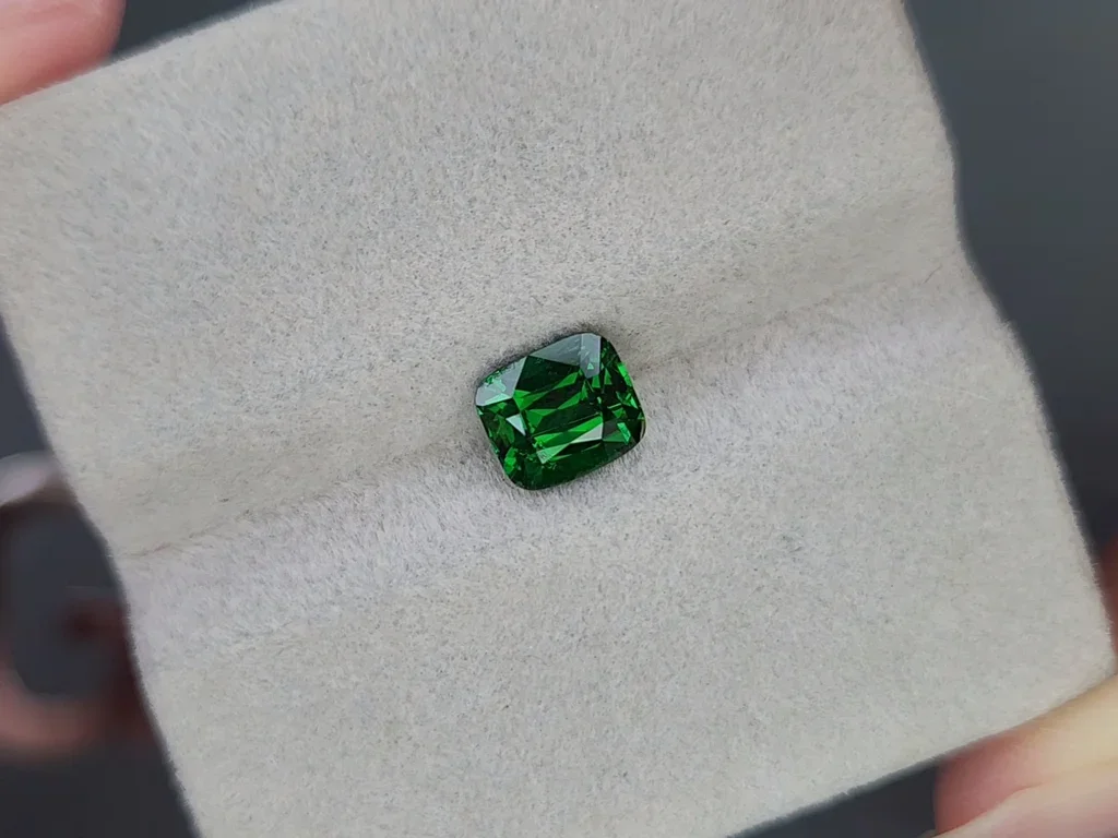 Гранат цаворит Vivid Green в огранке кушон 1,58 карата, Танзания Изображение №4