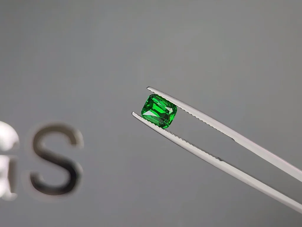 Гранат цаворит Vivid Green в огранке кушон 1,58 карата, Танзания Изображение №3