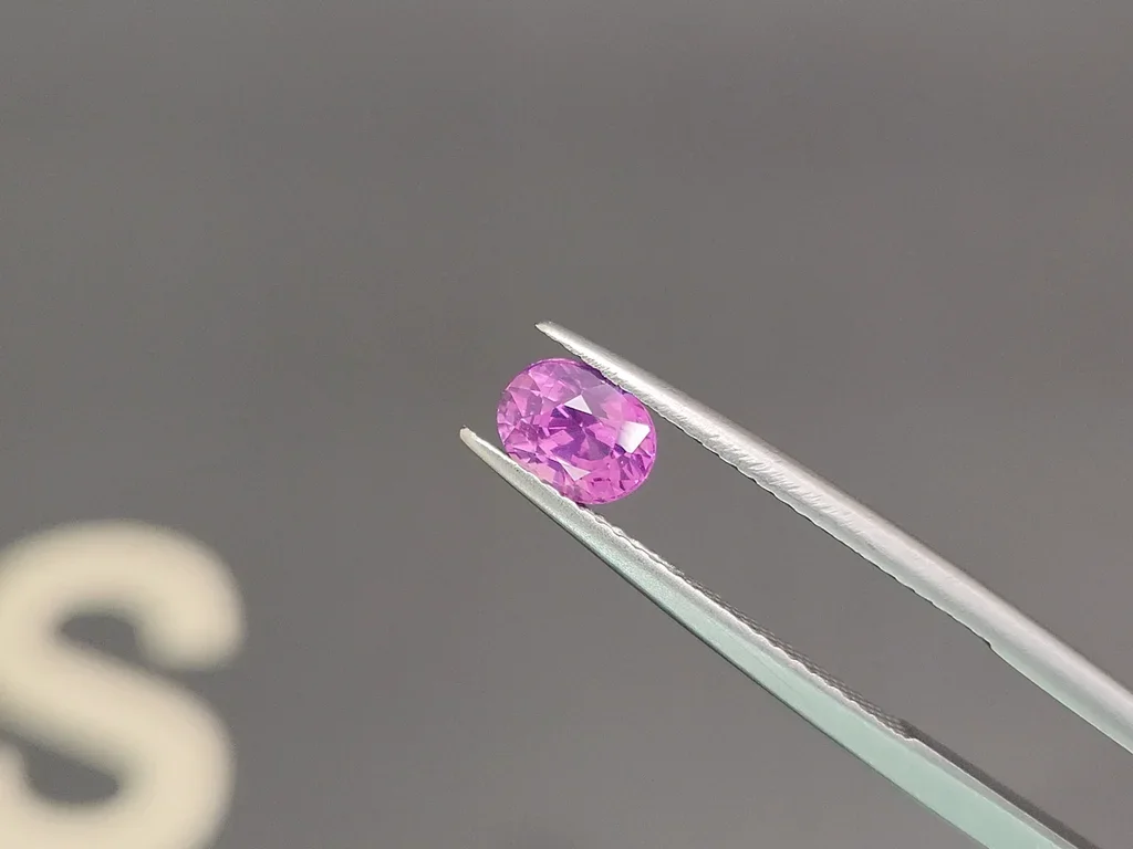 Негретый сапфир Vivid Pink в огранке овал 1,08 карата, Шри-Ланка Изображение №3