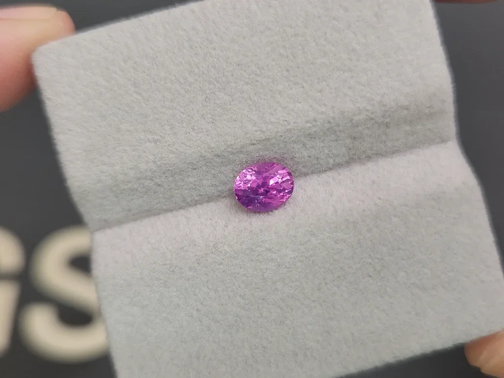 Негретый сапфир Vivid Pink в огранке овал 1,08 карата, Шри-Ланка Изображение №4