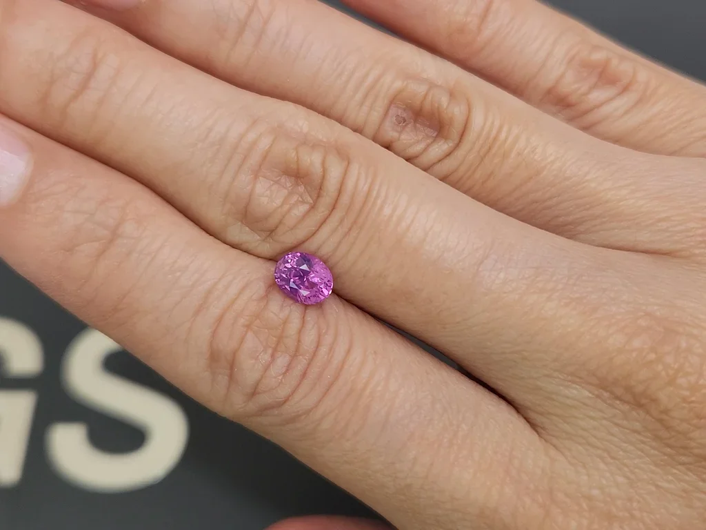 Негретый сапфир Vivid Pink в огранке овал 1,08 карата, Шри-Ланка Изображение №2
