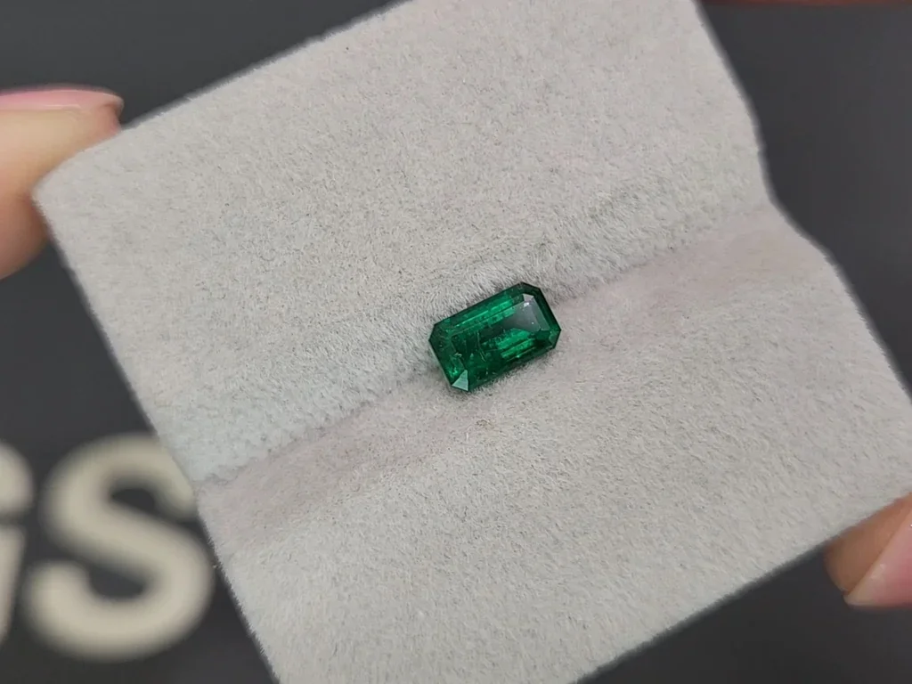 Изумруд Vivid Green в огранке октагон 0,88 карата, Панджшер Изображение №4