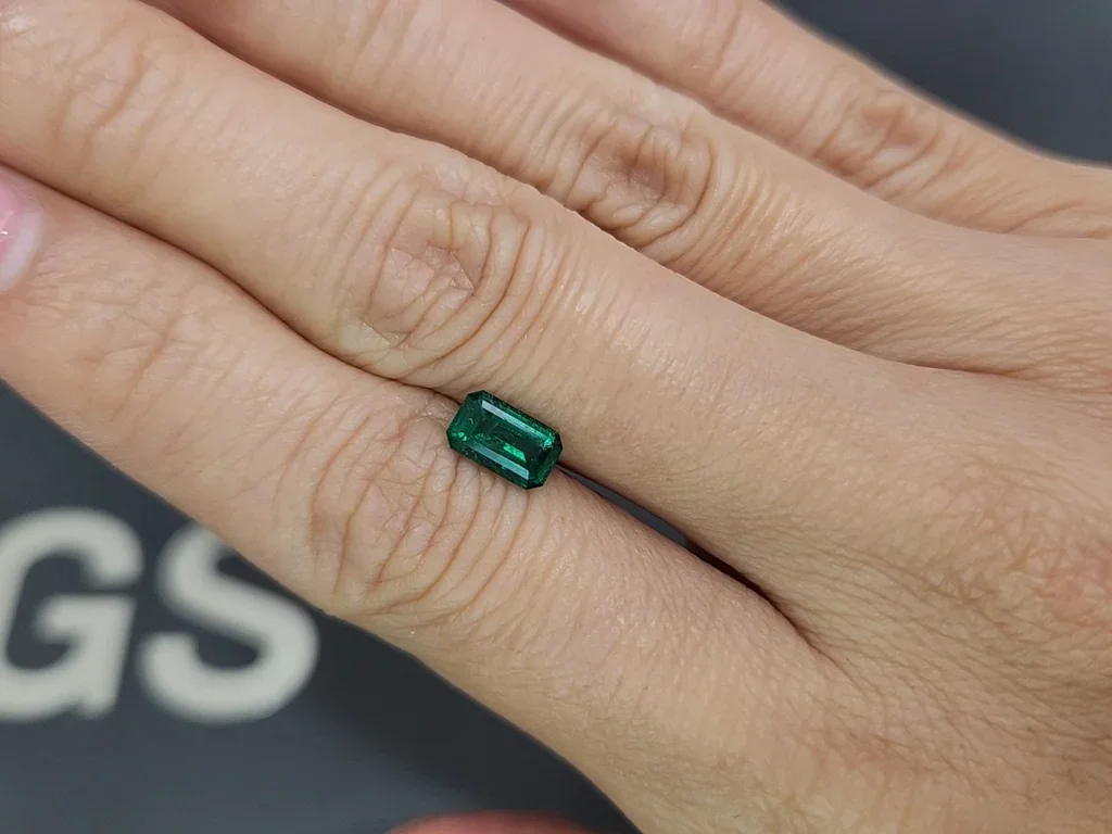 Изумруд Vivid Green в огранке октагон 0,88 карата, Панджшер Изображение №2