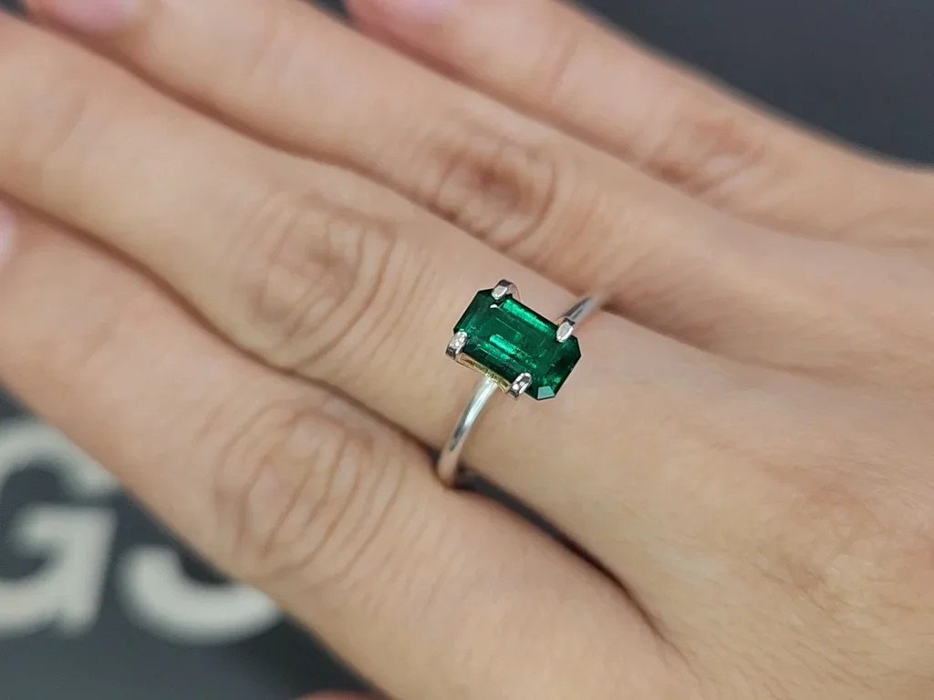 Изумруд Vivid Green в огранке октагон 0,88 карата, Панджшер Изображение №5