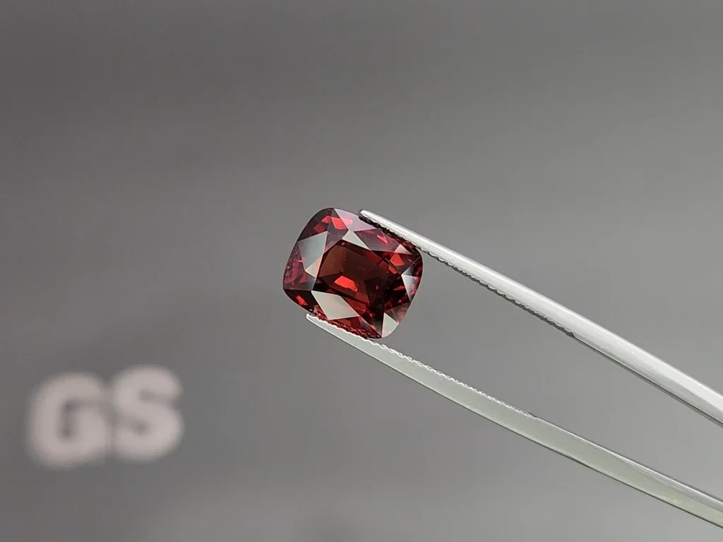 Ярко-красная шпинель в огранке кушон 5,66 карат, Вьетнам Изображение №3