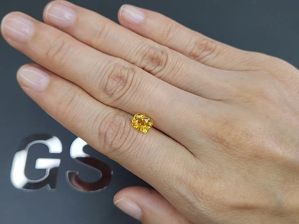 Желтый сапфир Golden Colorв огранке кушон 2,22 карата, Шри -Ланка  Изображение №2