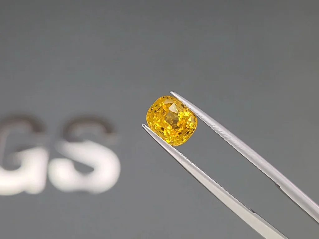 Желтый сапфир Golden Colorв огранке кушон 2,22 карата, Шри -Ланка  Изображение №3
