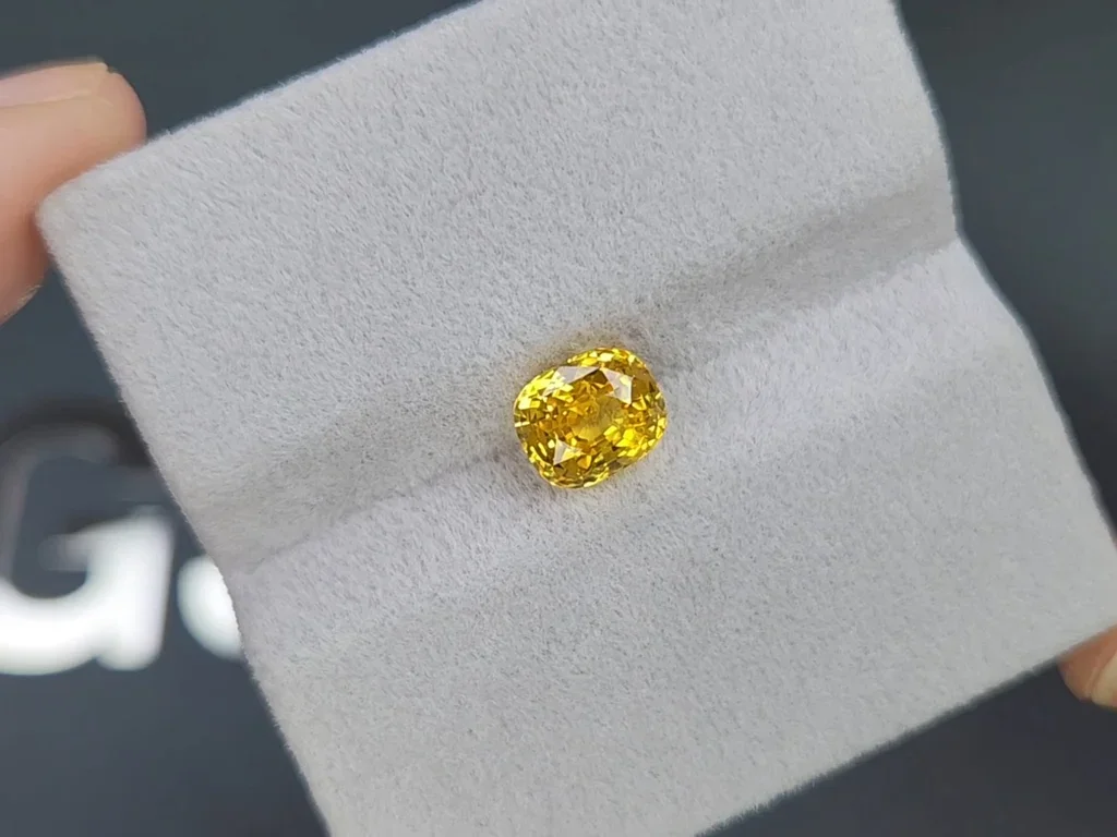 Желтый сапфир Golden Colorв огранке кушон 2,22 карата, Шри -Ланка  Изображение №4