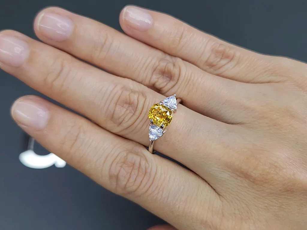 Желтый сапфир Golden Colorв огранке кушон 2,22 карата, Шри -Ланка  Изображение №5
