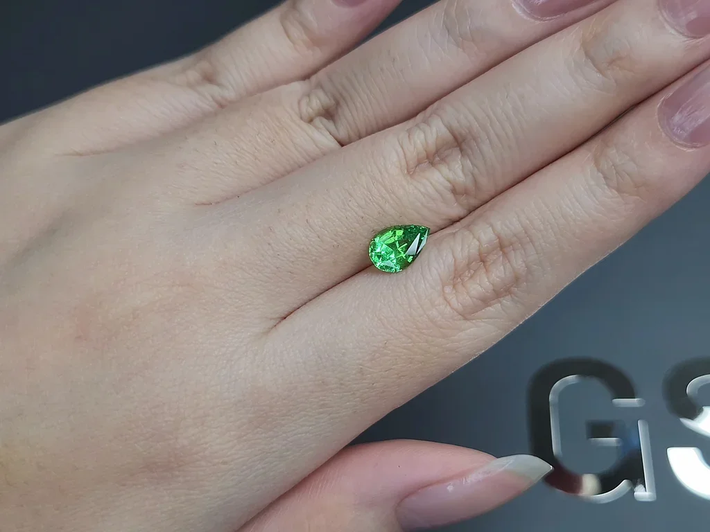 Гранат цаворит Neon Green в огранке груша 1,40 карата, Танзания  Изображение №2