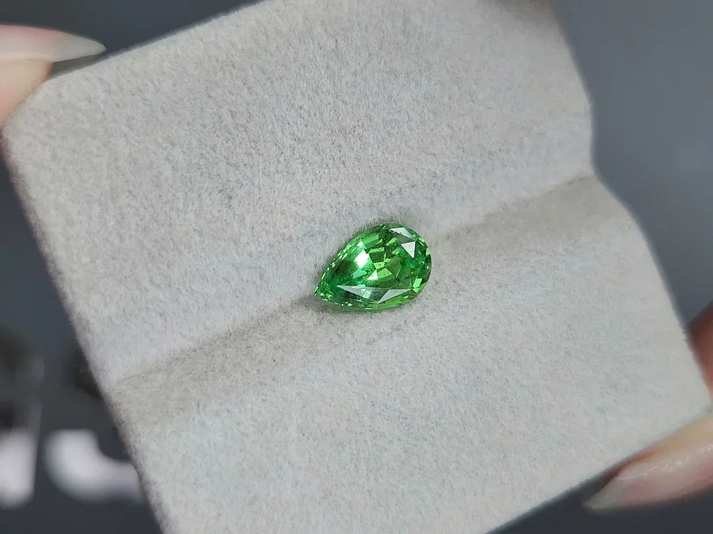 Гранат цаворит Neon Green в огранке груша 1,40 карата, Танзания  Изображение №4