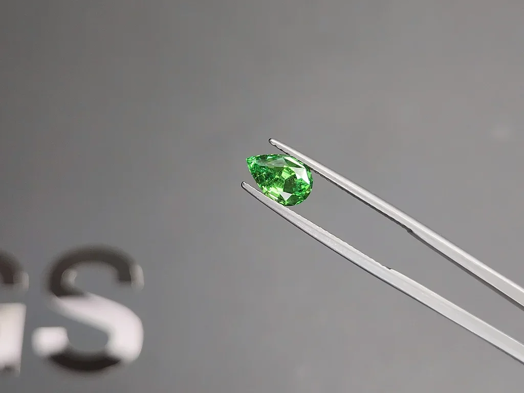 Гранат цаворит Neon Green в огранке груша 1,40 карата, Танзания  Изображение №3