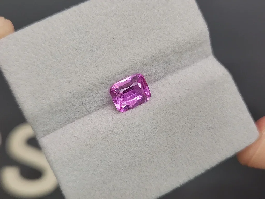 Негретый сапфир Vivid Pink в огранке кушон 1,68 карата, Шри-Ланка Изображение №4