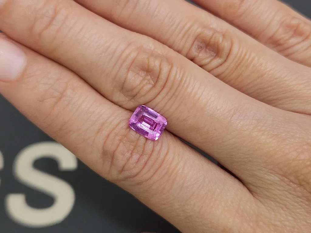 Негретый сапфир Vivid Pink в огранке кушон 1,68 карата, Шри-Ланка Изображение №2