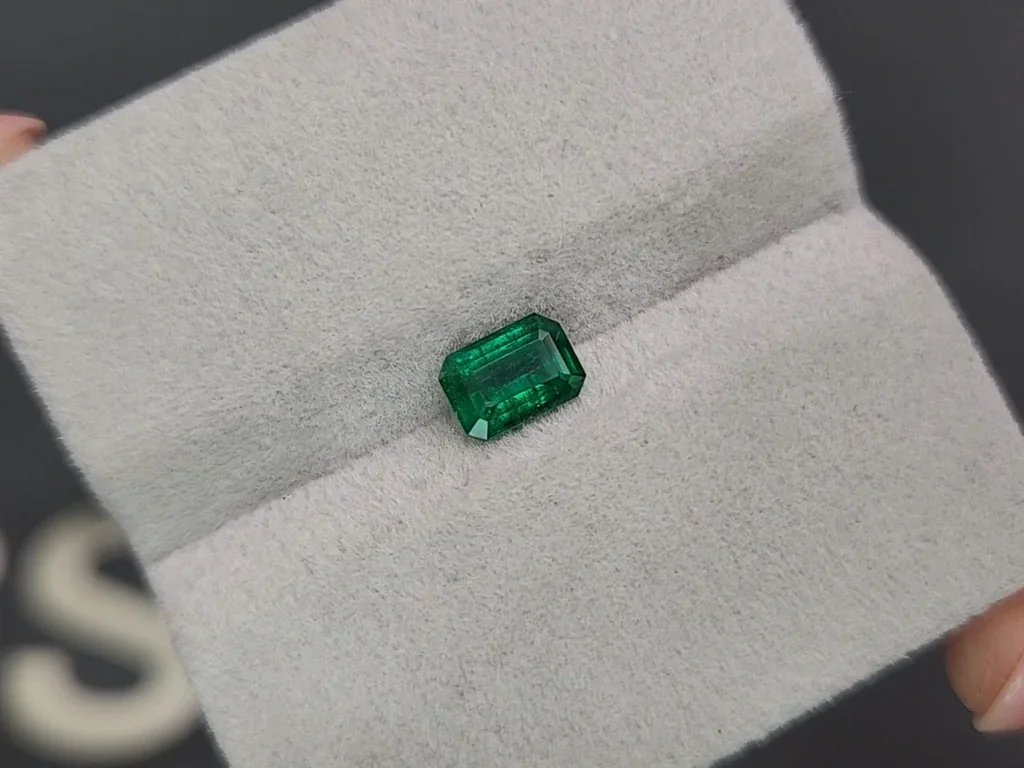 Изумруд Vivid Green в огранке октагон 0,78 карата, Панджшер Изображение №4