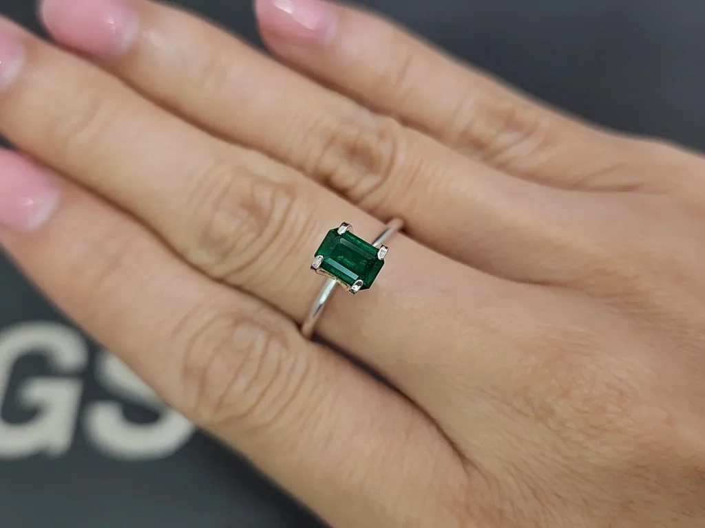 Изумруд Vivid Green в огранке октагон 0,78 карата, Панджшер Изображение №5