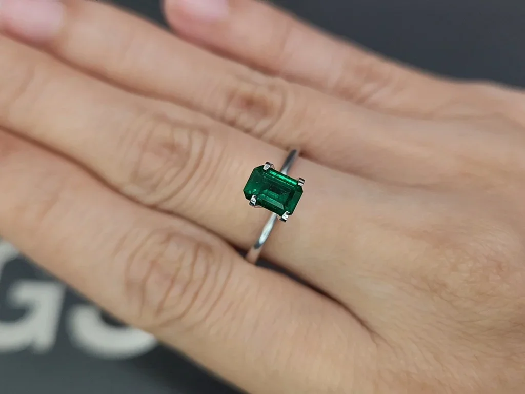 Изумруд Vivid Green в огранке октагон 0,78 карата, Панджшер Изображение №5