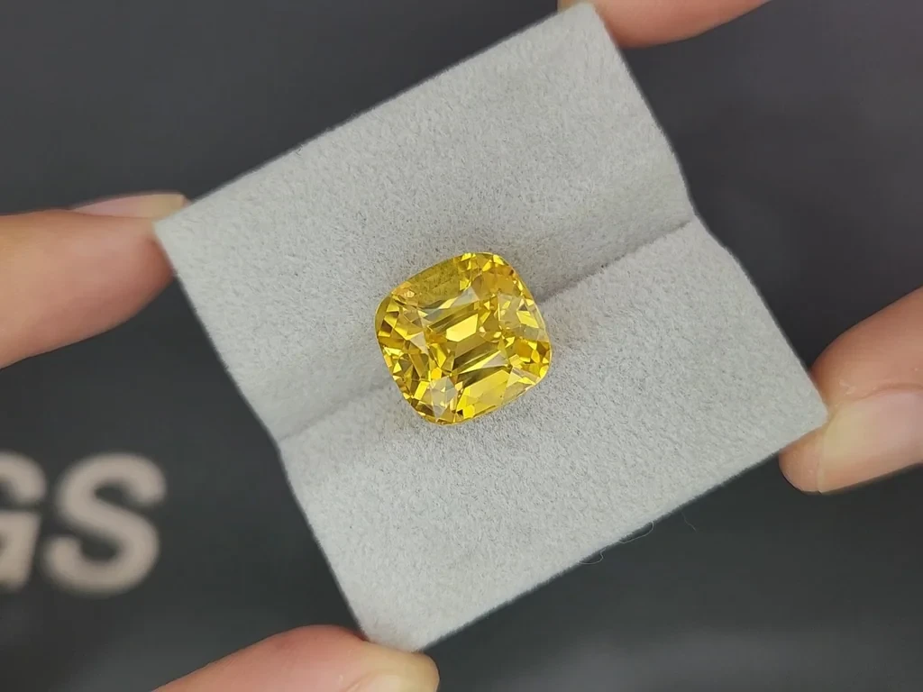 Негретый сапфир Golden Yellow в огранке кушон 15,15 карат, Шри-Ланка Изображение №4
