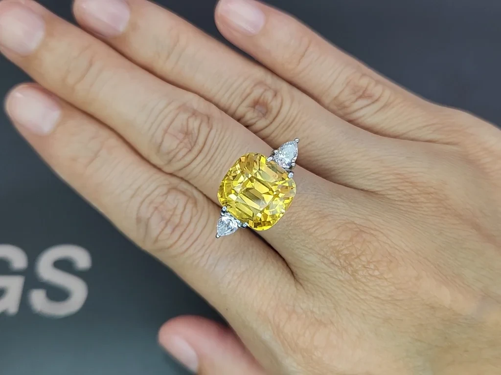 Негретый сапфир Golden Yellow в огранке кушон 15,15 карат, Шри-Ланка Изображение №5