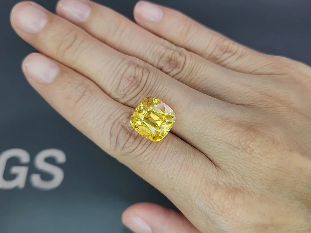 Негретый сапфир Golden Yellow в огранке кушон 15,15 карат, Шри-Ланка Изображение №2