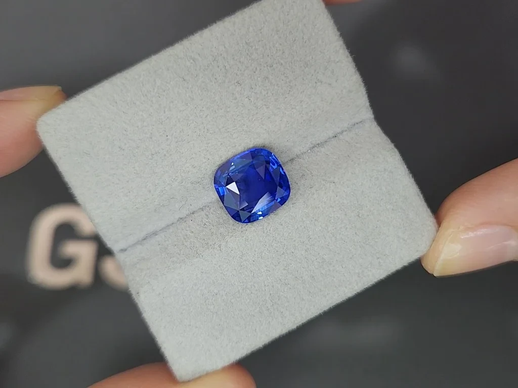 Лот №3. Сапфир Royal Blue в огранке кушон 4,02 карат, Шри-Ланка Изображение №4
